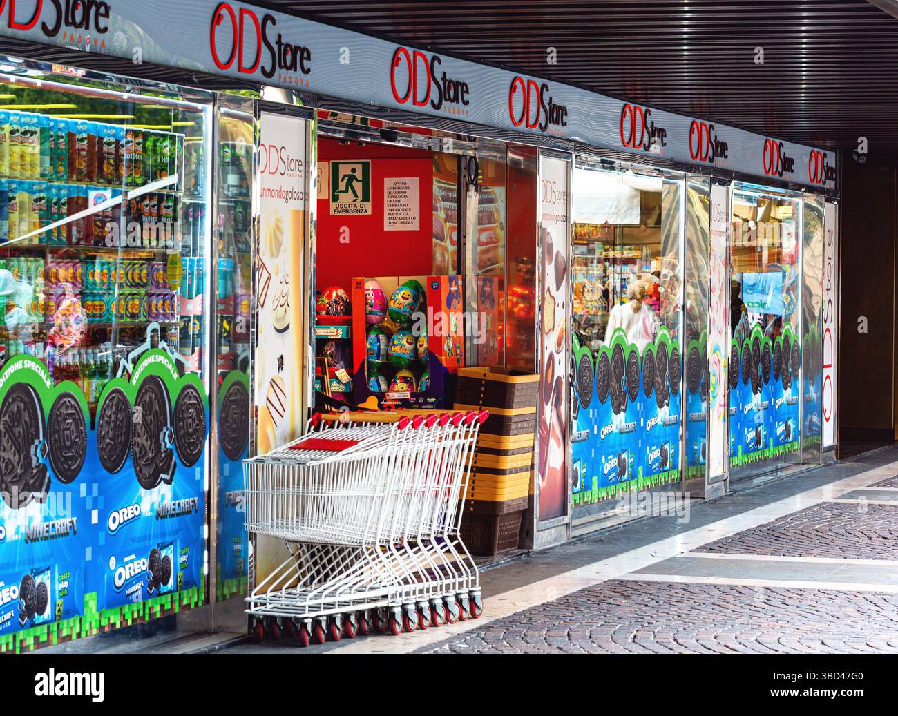 Padua, Italien - 14. April 2025: Präsentation und Eintritt in einen ODStore-Süßwarenladen in Padua. Reihe von Einkaufswagen am Eingang des Supermarktes Stockfoto