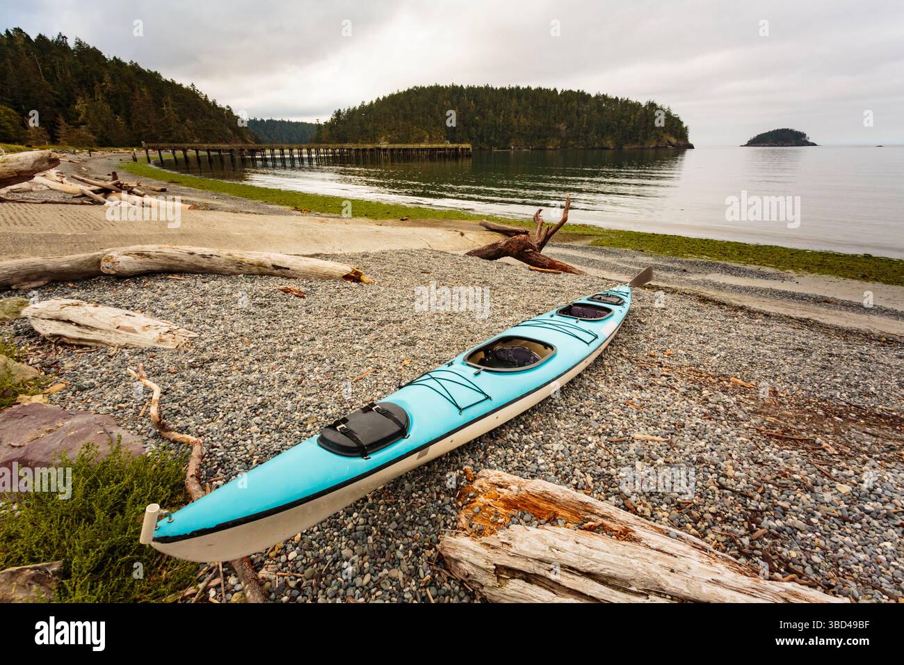Seekajak am Ufer der Bowman Bay, Deception Pass State Park, Washington State, USA. Stockfoto