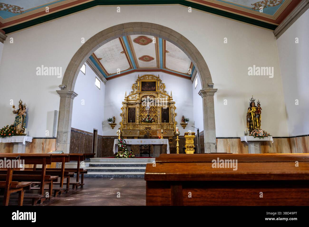 Blick auf das Innere der barocken Kapelle unserer Lieben Frau vom Schnee aus dem 16. Jahrhundert in Castelo do Neiva, Viana do Castelo, Portugal Stockfoto