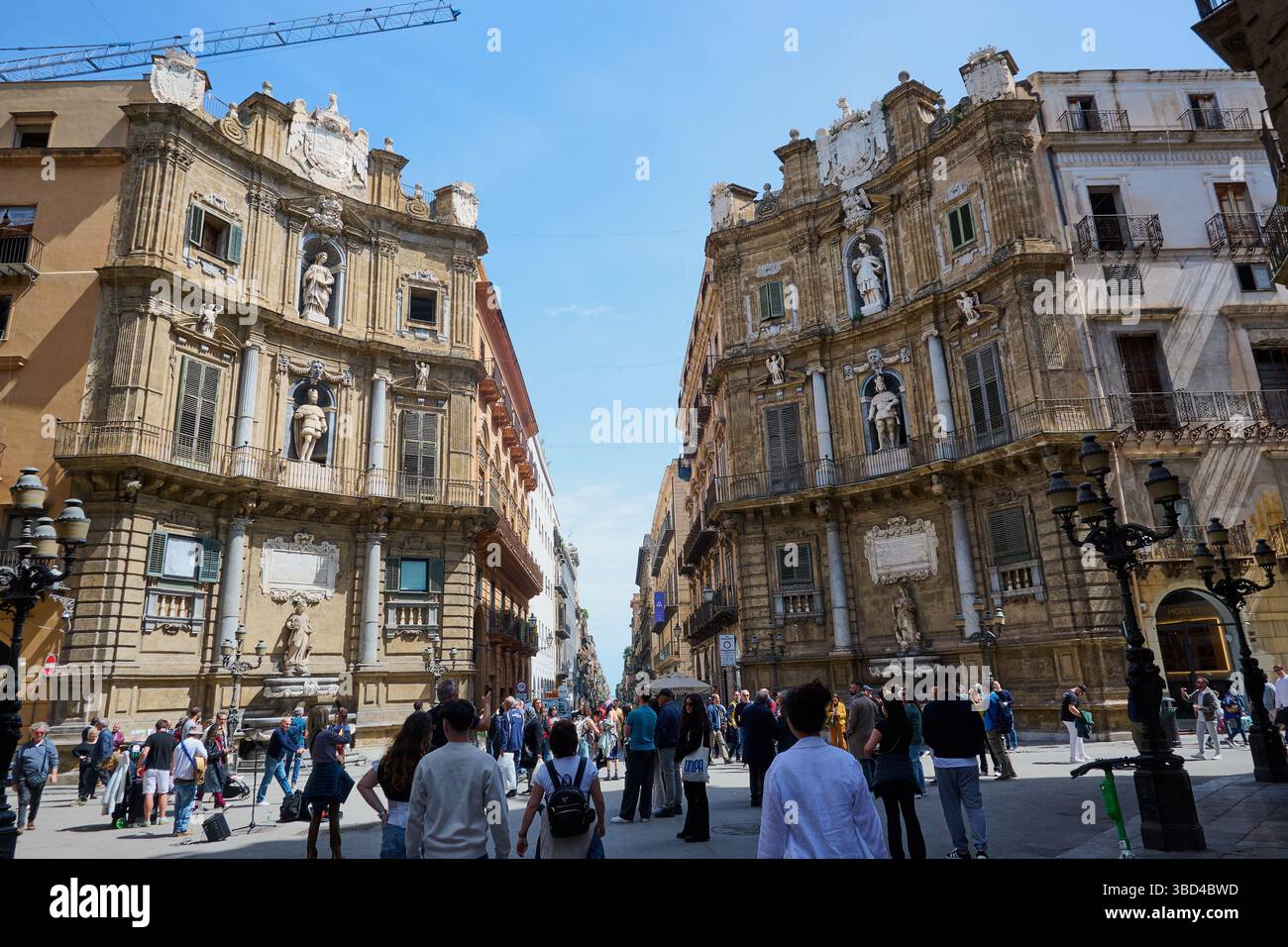 Das Quattro Canti ist ein Platz im historischen Zentrum von Palermo, der von der barocken Architektur der Quattro Canti-Gebäude eingerahmt wird. Stockfoto