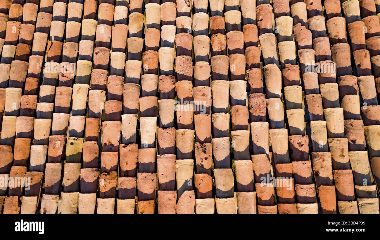 Dachschindeln beschädigt und reparaturbedürftig Stockfoto