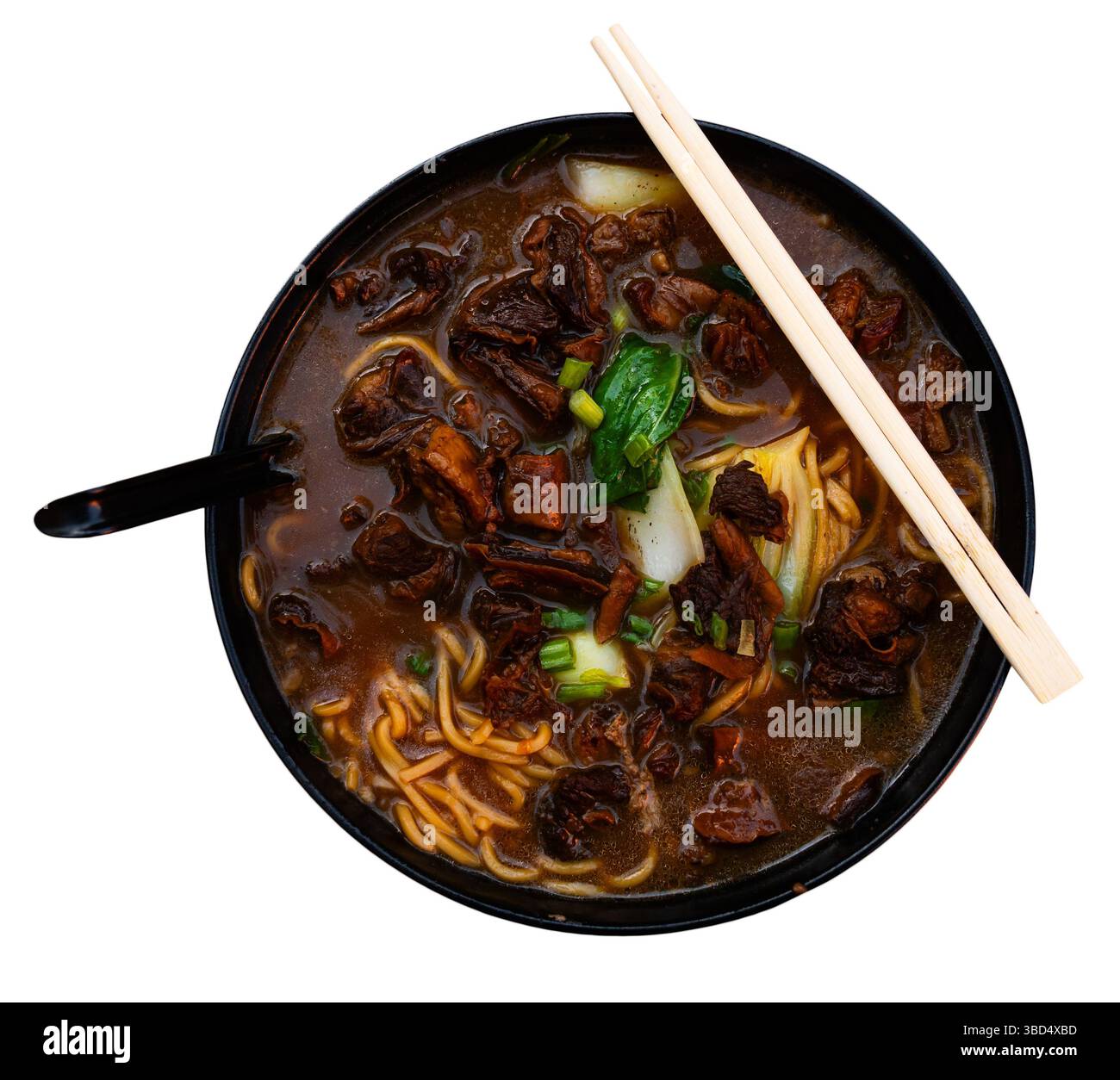 Rindersuppe mit Nudeln und Gemüse auf hölzernem Hintergrund Stockfoto