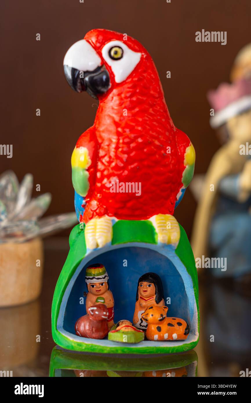 Geburtsstunde oder Geburt des Jesuskindes in einem peruanischen Dschungelhandwerk, mit einheimischen Charakteren und Tieren: Ara, jaguar und Ochse Stockfoto