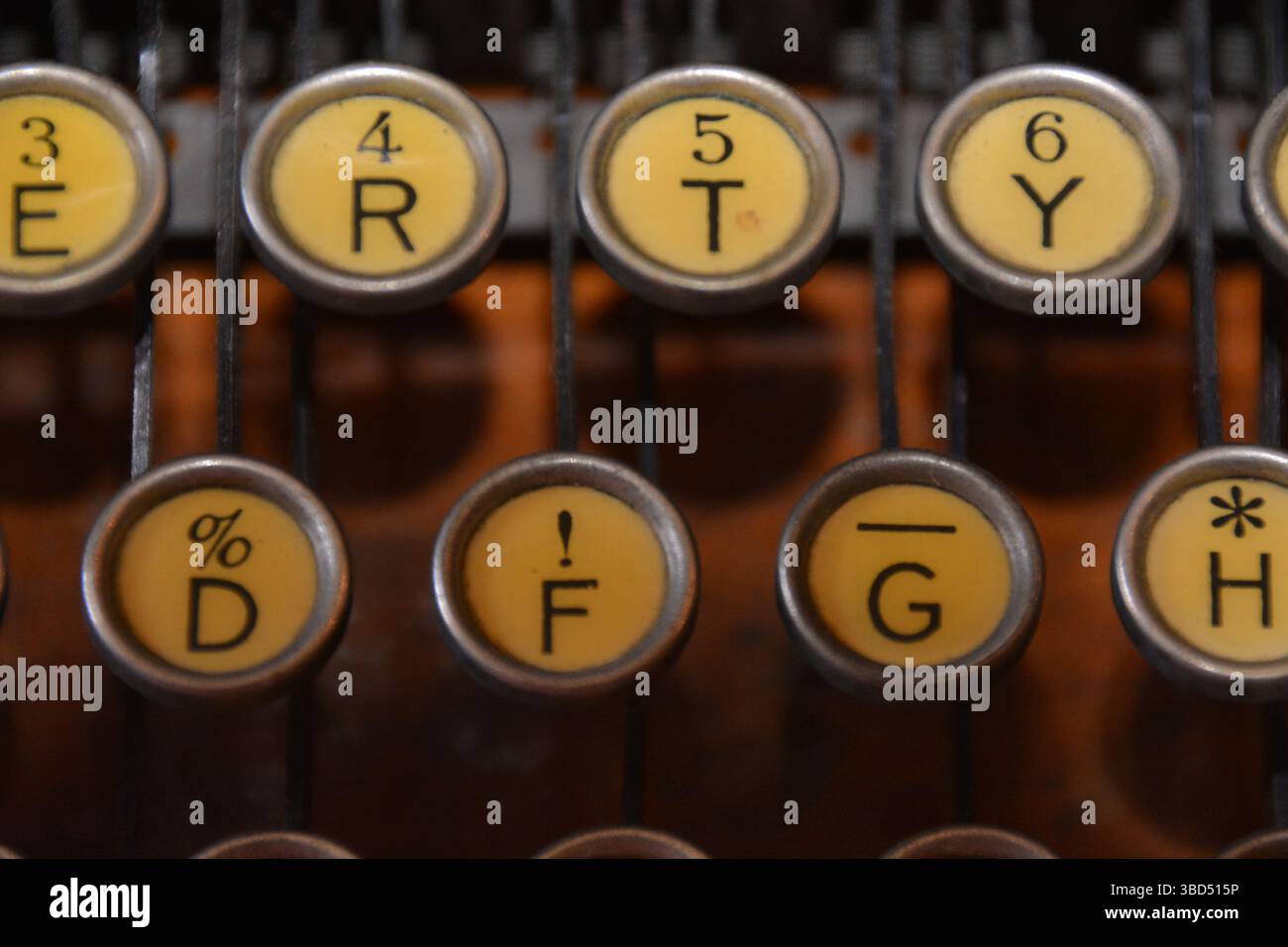 Detaillierte Nahaufnahme der runden Tasten einer antiken Corona-Schreibmaschine mit Vintage-Design, klassischer Schriftart und mechanischer Textur. Diese Nostalgie Stockfoto