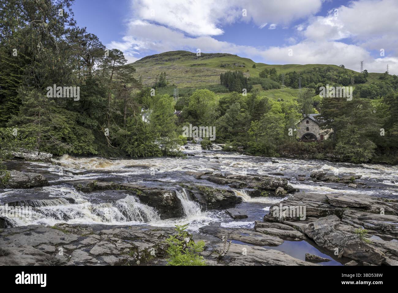 Wasserfälle von Dochart im Dorf Killin and the Old Mill, St Fillan's Mill, Loch Lomond und Trossachs National Park, Stirling, Schottland, Großbritannien Stockfoto