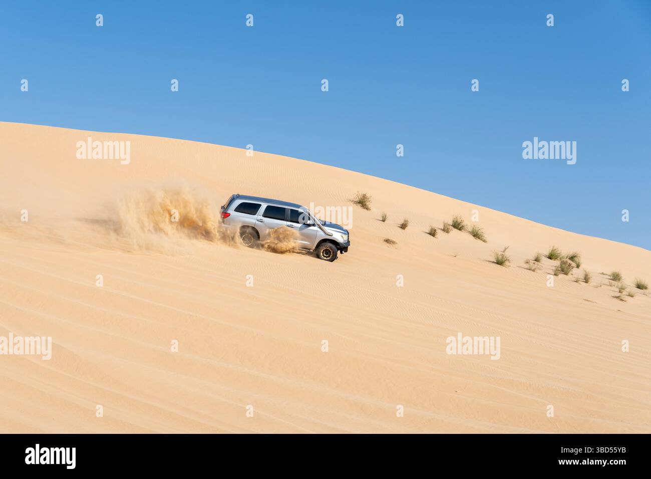 Geländewagen Dune Bashing in der Wüste nahe Abu Dhabi, Vereinigte Arabische Emirate Stockfoto