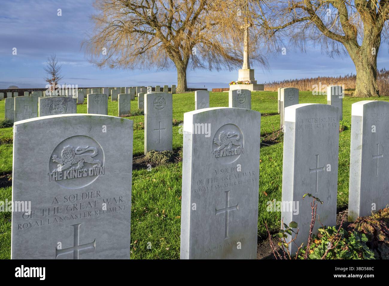 Prowse Point Military Cemetery, Begräbnisstätte des Ersten Weltkriegs im Ypern, das an der Westfront des Ersten Weltkriegs in Ploegsteert, Plugstreet, Hennegau, Belgien, liegt Stockfoto