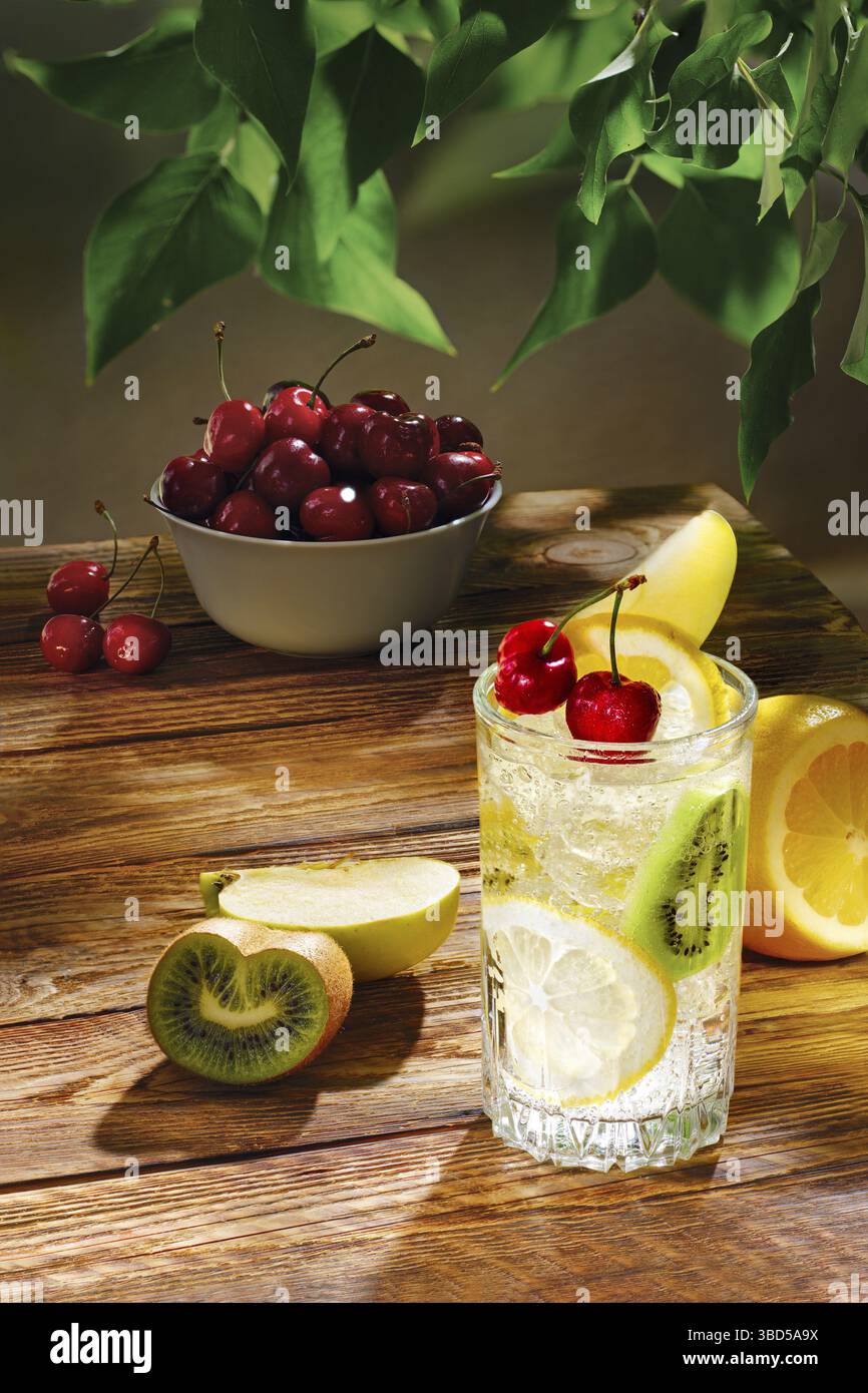 Kalte apple und Kiwi Limonade auf Tisch im Garten in der Morgensonne Stockfoto