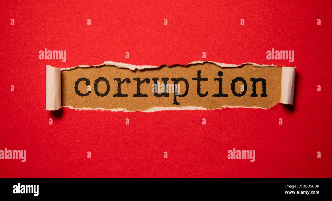 Russland, Samara, Februar 2021: Männliche Hände mit einem Geldschein. Text auf Russisch: 1000 Rubel, Briefe in elektronischer Form, Identifikatio Stockfoto