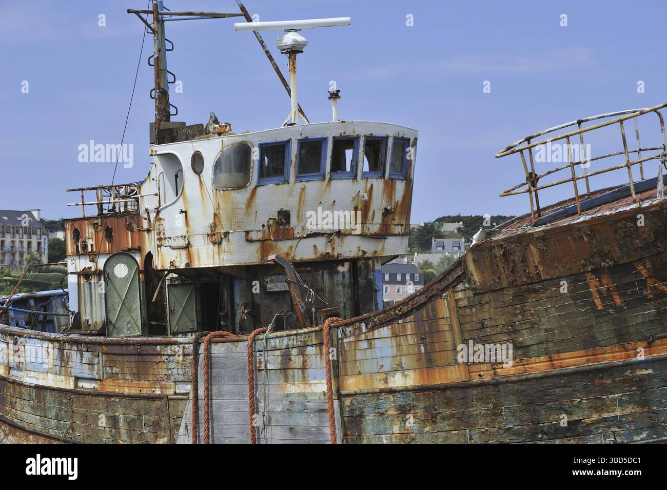 Wrack eines kleinen Schleppnetzfischers im Hafen von Camaret-sur-Mer, Finistere, Bretagne, Frankreich Stockfoto