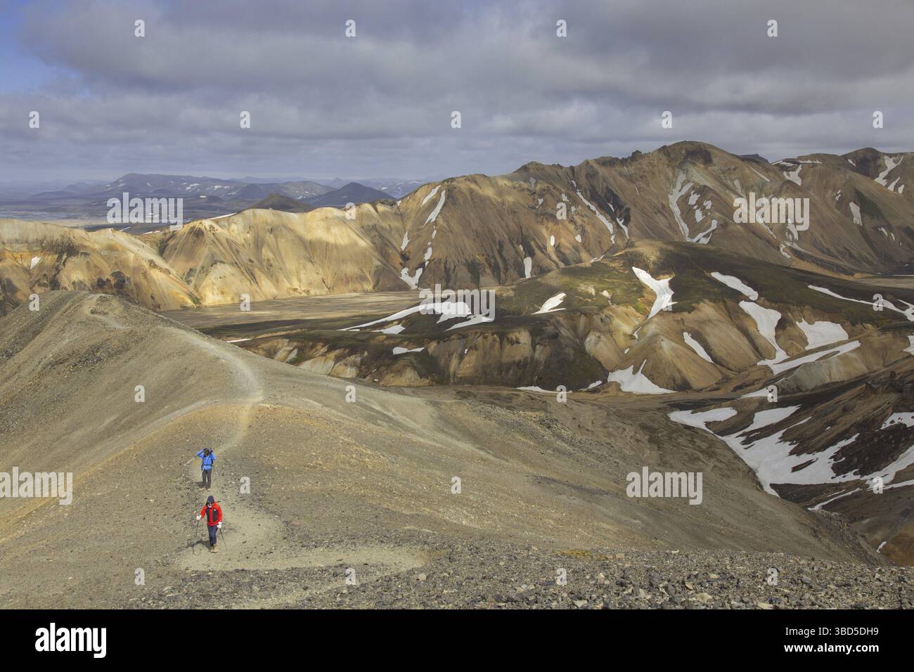 Rhyolith-Berge im Landmannalaugar-Tal im Fjallabak Nature Reserve, Naturpark in der Nähe von Hekla, Hecla im Sommer, Sudurland, Island Stockfoto