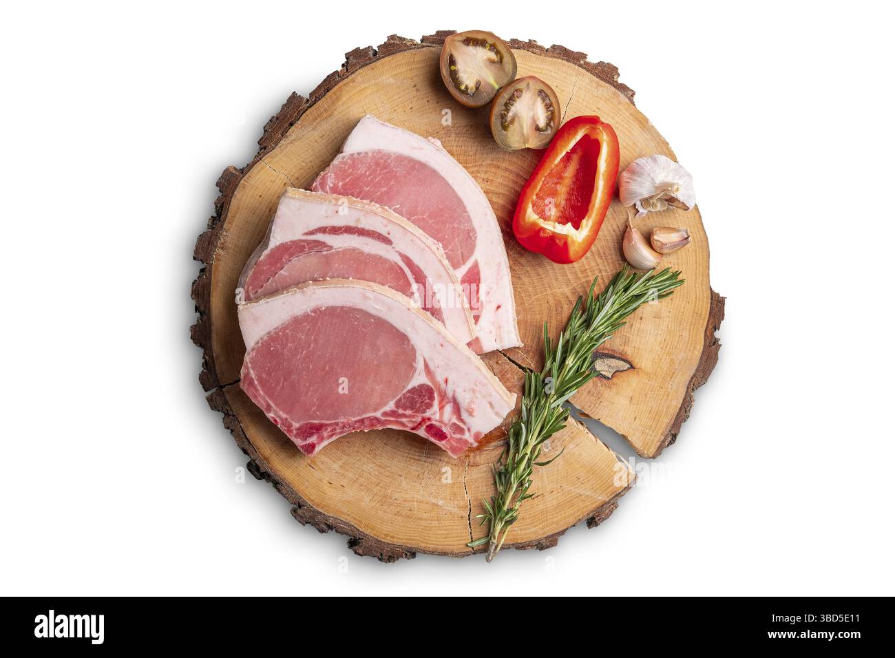 Rohe frische Schweinefleisch Filet Steak auf den Knochen auf Holz Schneidebrett isoliert auf weißem Stockfoto