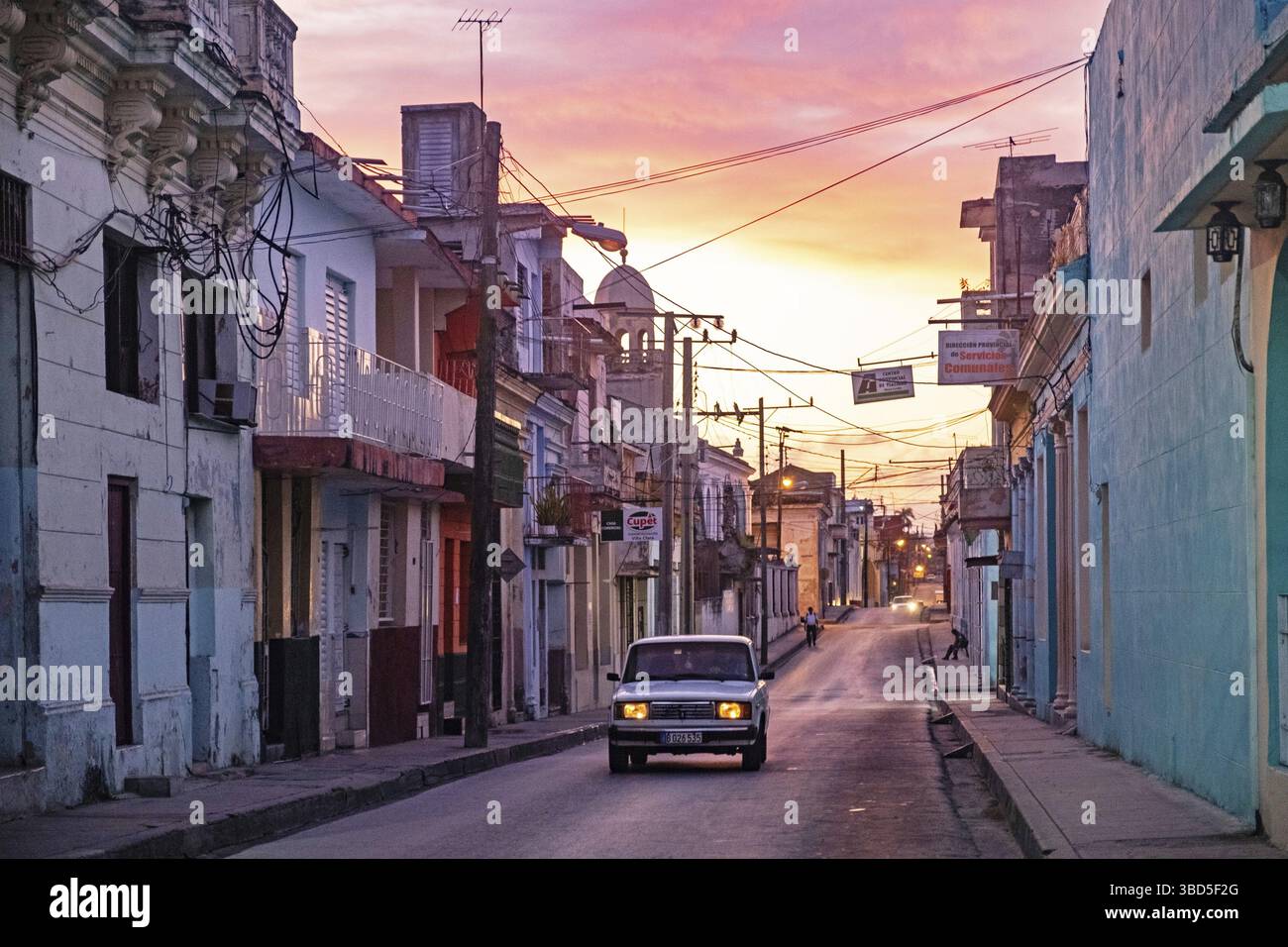 Straßenszene bei Sonnenaufgang in der Stadt Santa Clara, Provinz Villa Clara auf der Insel Kuba, Karibik Stockfoto