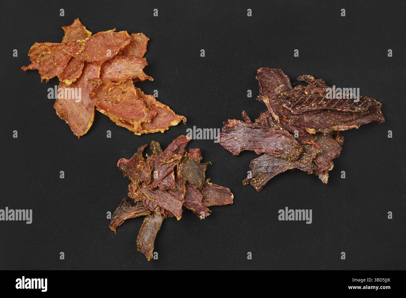 Draufsicht auf verschiedene Arten von scharfem Jerky-Fleisch Stockfoto