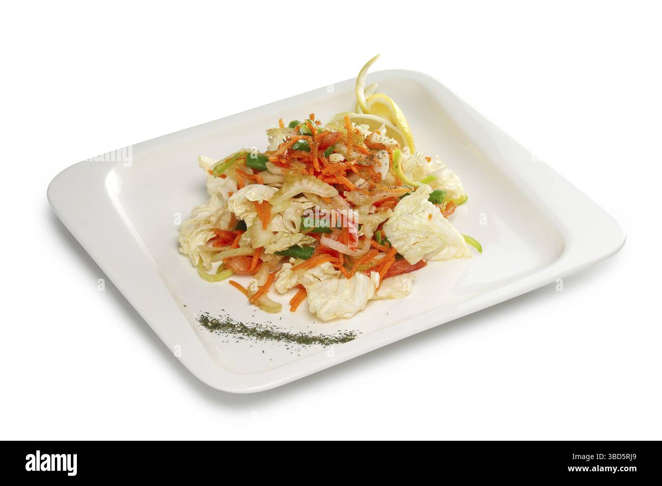 Layout für Menü. Frühlingssalat mit frischem Kohl, Karotten, Paprika und Bohnen isoliert auf weiß Stockfoto