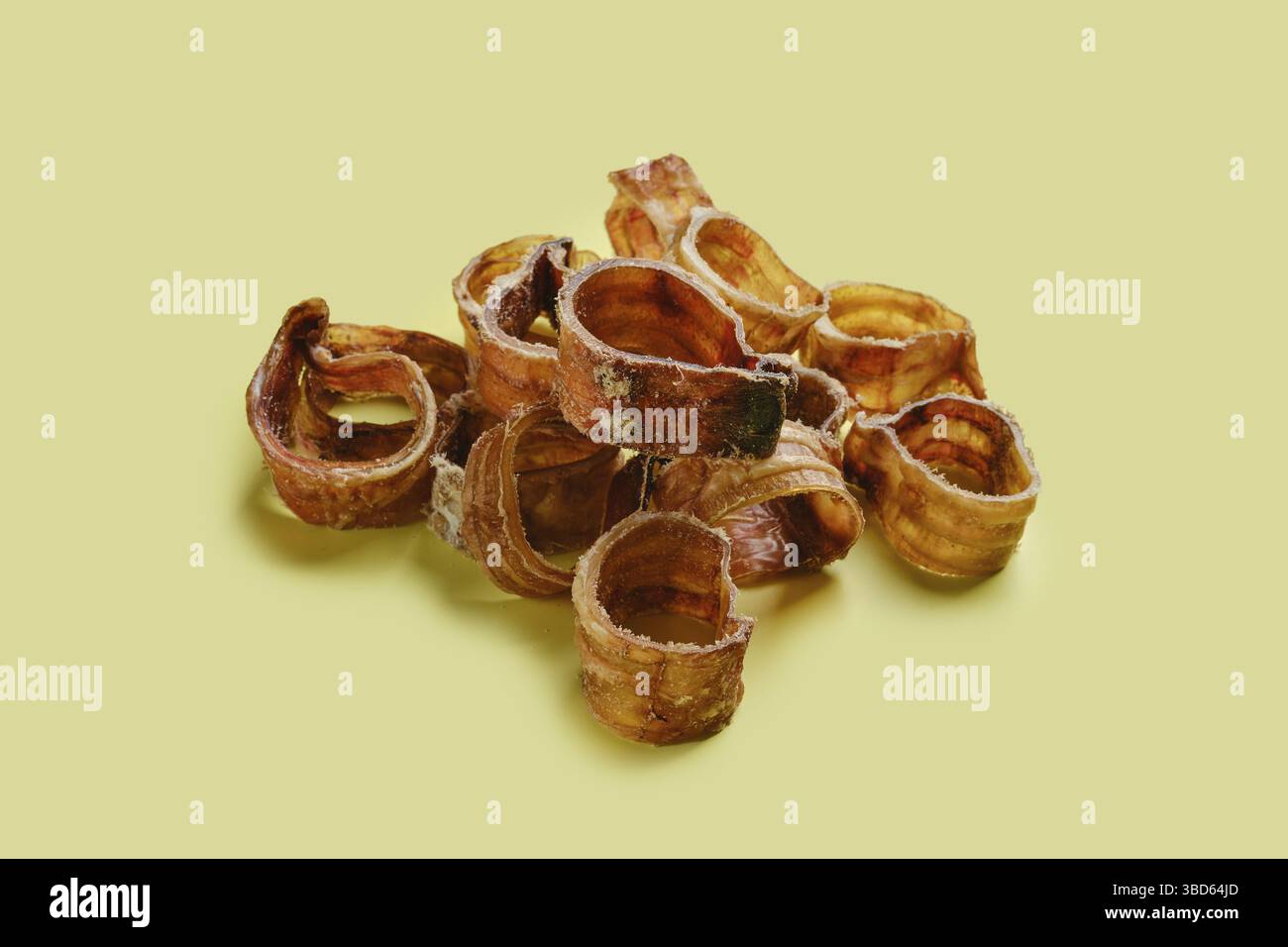 Getrocknete Bio-Rinderkehle an Ringen geschnitten, Belohnung für Hunde Stockfoto