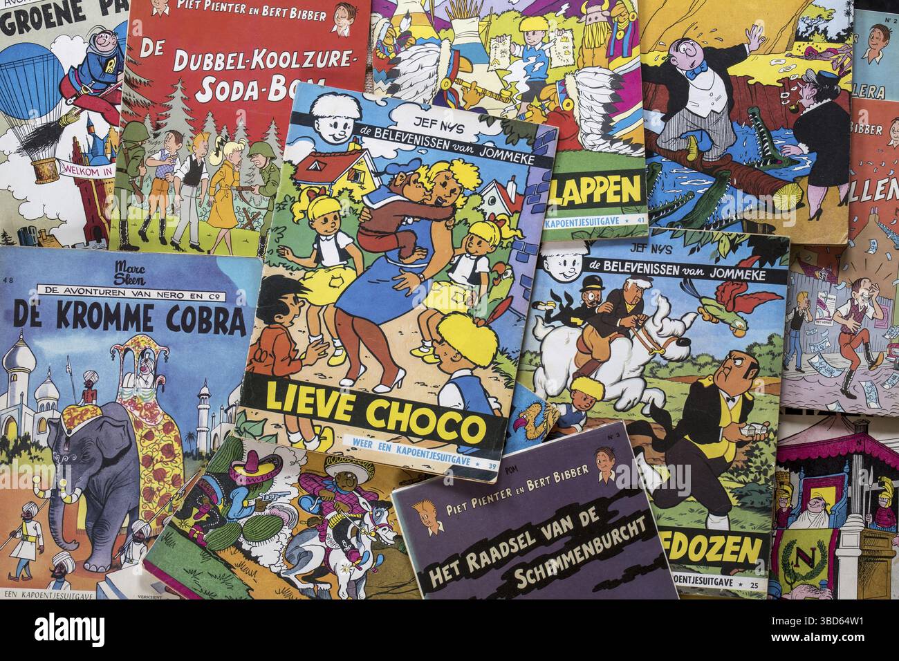 Sammlung von Abdeckungen des Flämischen Comics Jommeke, Nero und Piet Pienter en Bert Weinsäufer von der Belgischen cartoonisten Jef Nys, Marc Sleen und Pom Stockfoto