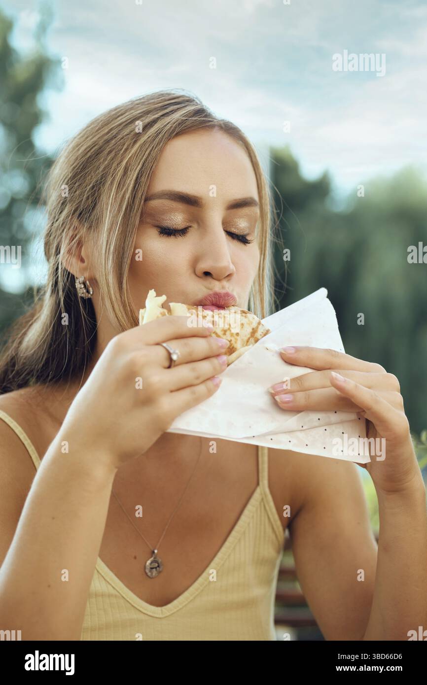 Leckeres Mittagessen auf der Außenterrasse. Leckeres Streetfood Stockfoto