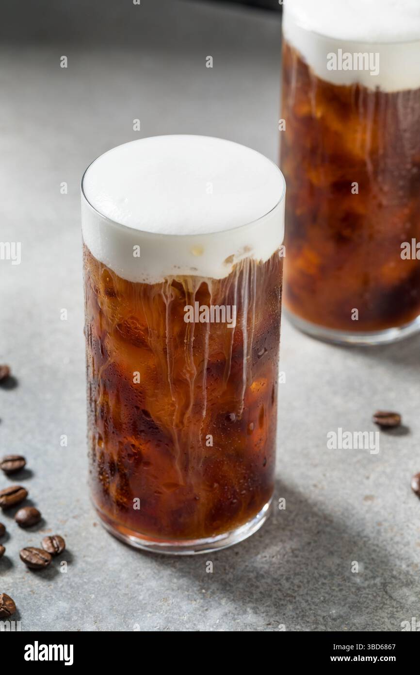 Erfrischender Espresso-Kaffee mit Kaltschaum und Eiswürfeln Stockfoto