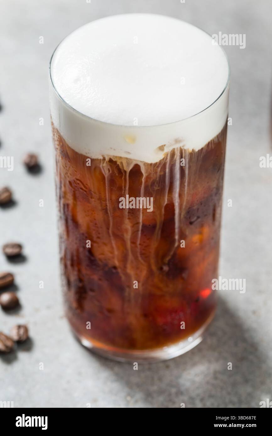 Erfrischender Espresso-Kaffee mit Kaltschaum und Eiswürfeln Stockfoto
