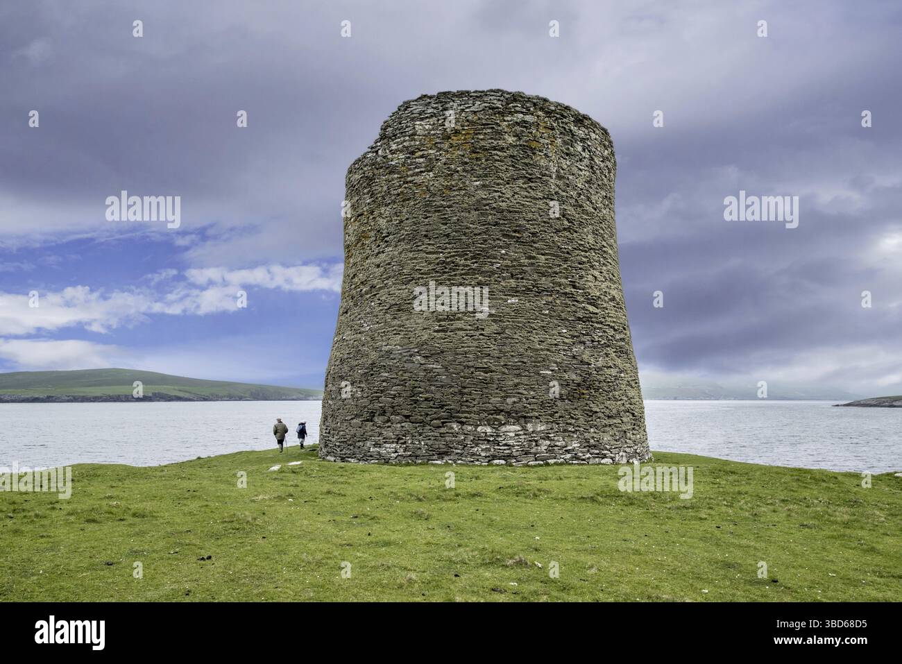 Ältere Touristen, Mousa Broch, höchste Eisenzeit broch und eine der am besten erhaltenen prähistorischen Bauten, Shetlandinseln, Schottland, Großbritannien Stockfoto