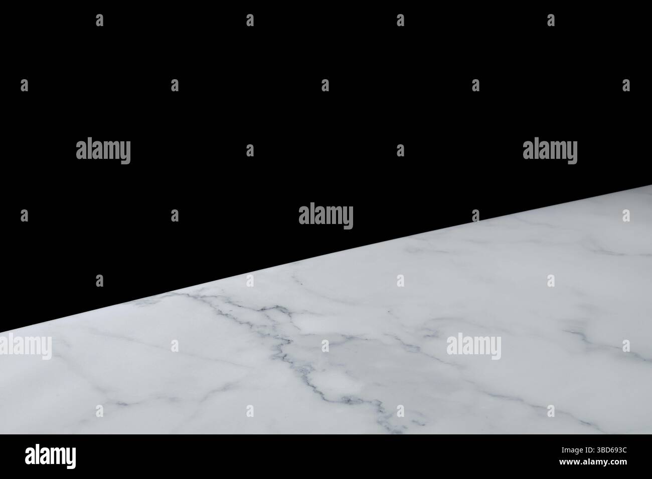 Abstrakter diagonaler Hintergrund mit einem Teil aus schwarzem und einem anderen weißen Marmor Stockfoto