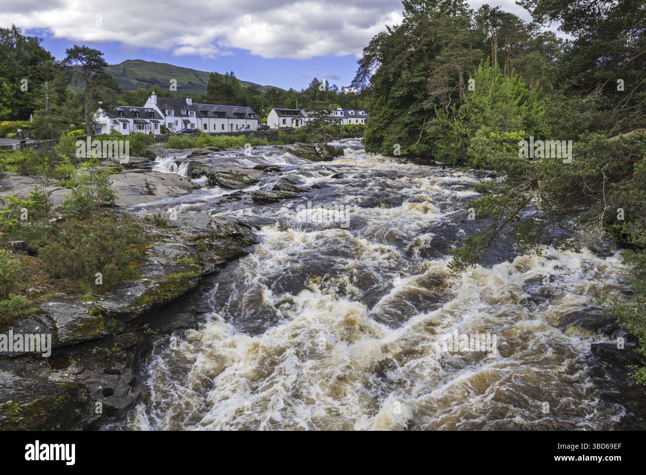 Fällt der Dochart, whitewater Rapid im Dorf Killin, Loch Lomond und der Trossachs National Park, Stirling, Schottland, UK Stockfoto