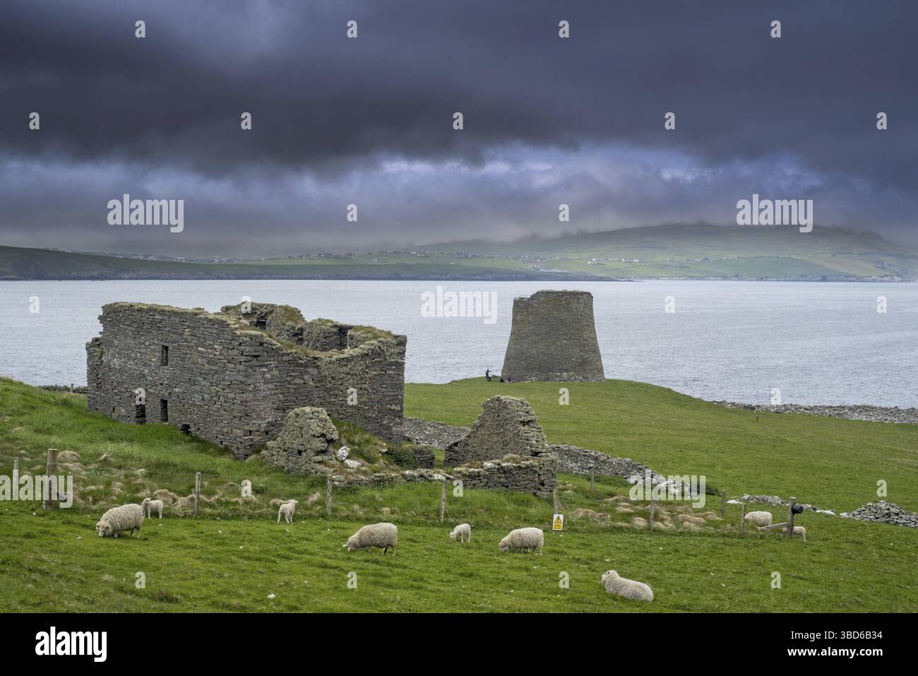Haa, Laird's House und Mousa Broch, höchster Broch aus der Eisenzeit und eines der am besten erhaltenen prähistorischen Gebäude Europas, Shetland Islands, Schottland, USA Stockfoto