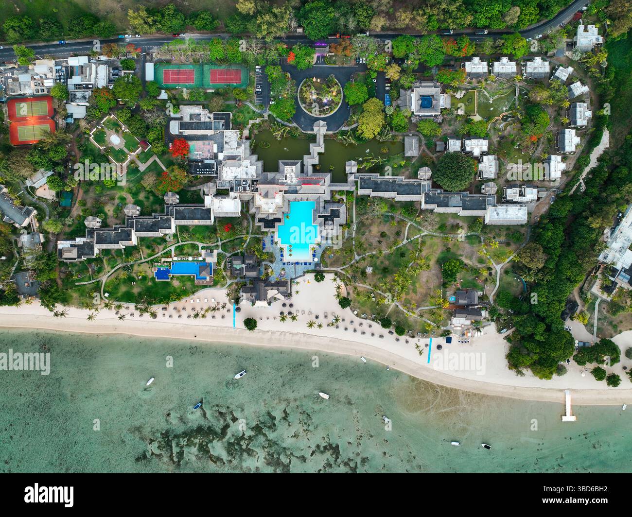 Top-down-Luftlinie des Strandhotel-Resorts mit großem Pool und Strand Stockfoto