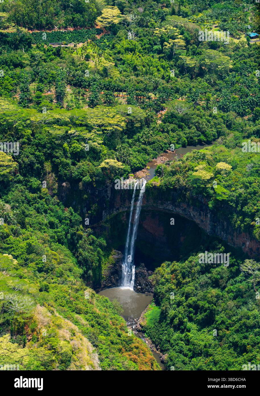 Ein Hochwinkelfoto, der den Chamarel-Wasserfall auf Mauritius inmitten von dichtem tropischem Grün einfängt Stockfoto