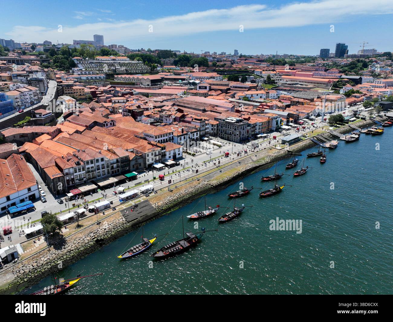 Porto, Portugal - 12. Mai 2024: Blick auf Vila Nova de Gaia mit angelegten Portweinbooten Stockfoto
