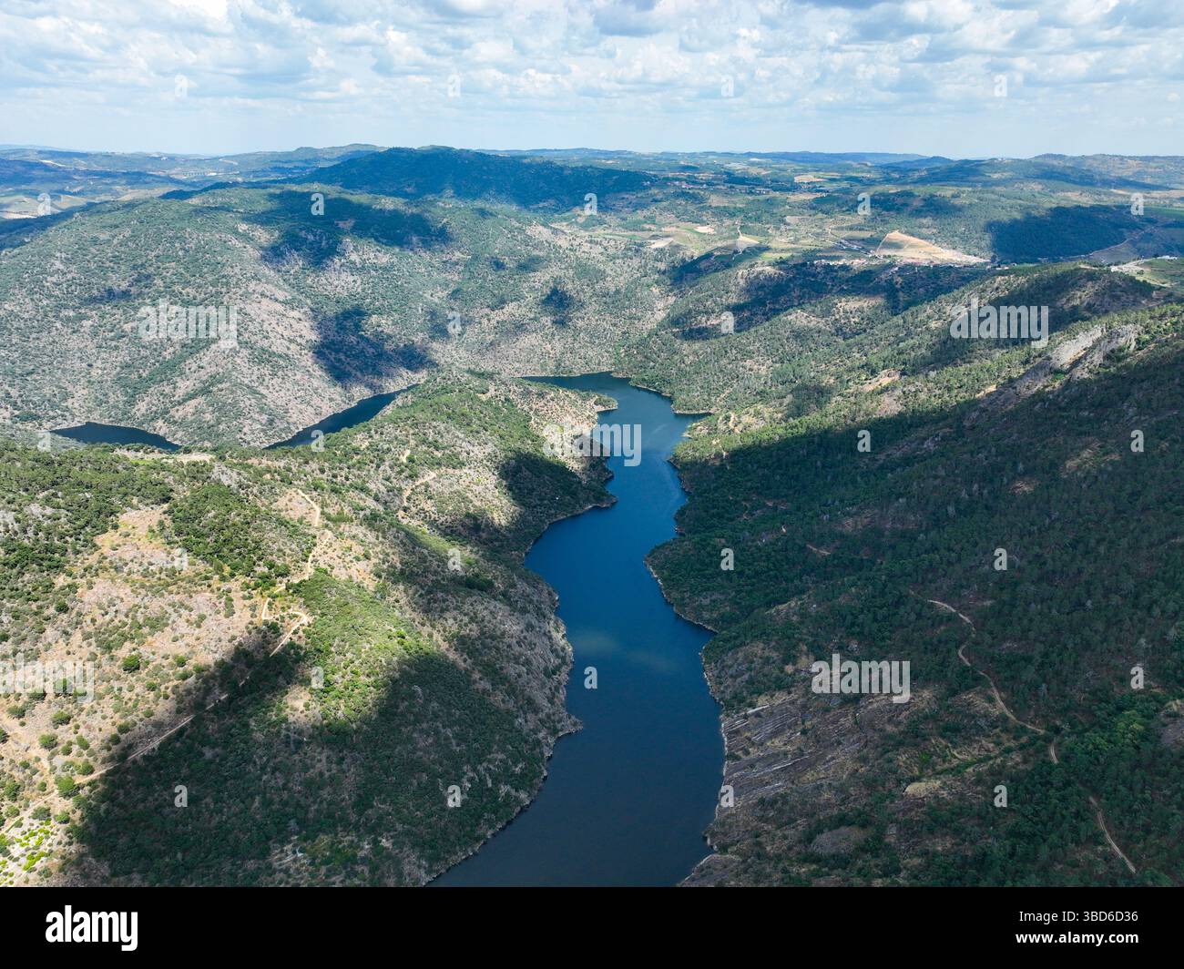 Breite Luftlinie zeigt den gewundenen Pfad des Flusses Tua durch tiefe Täler Stockfoto