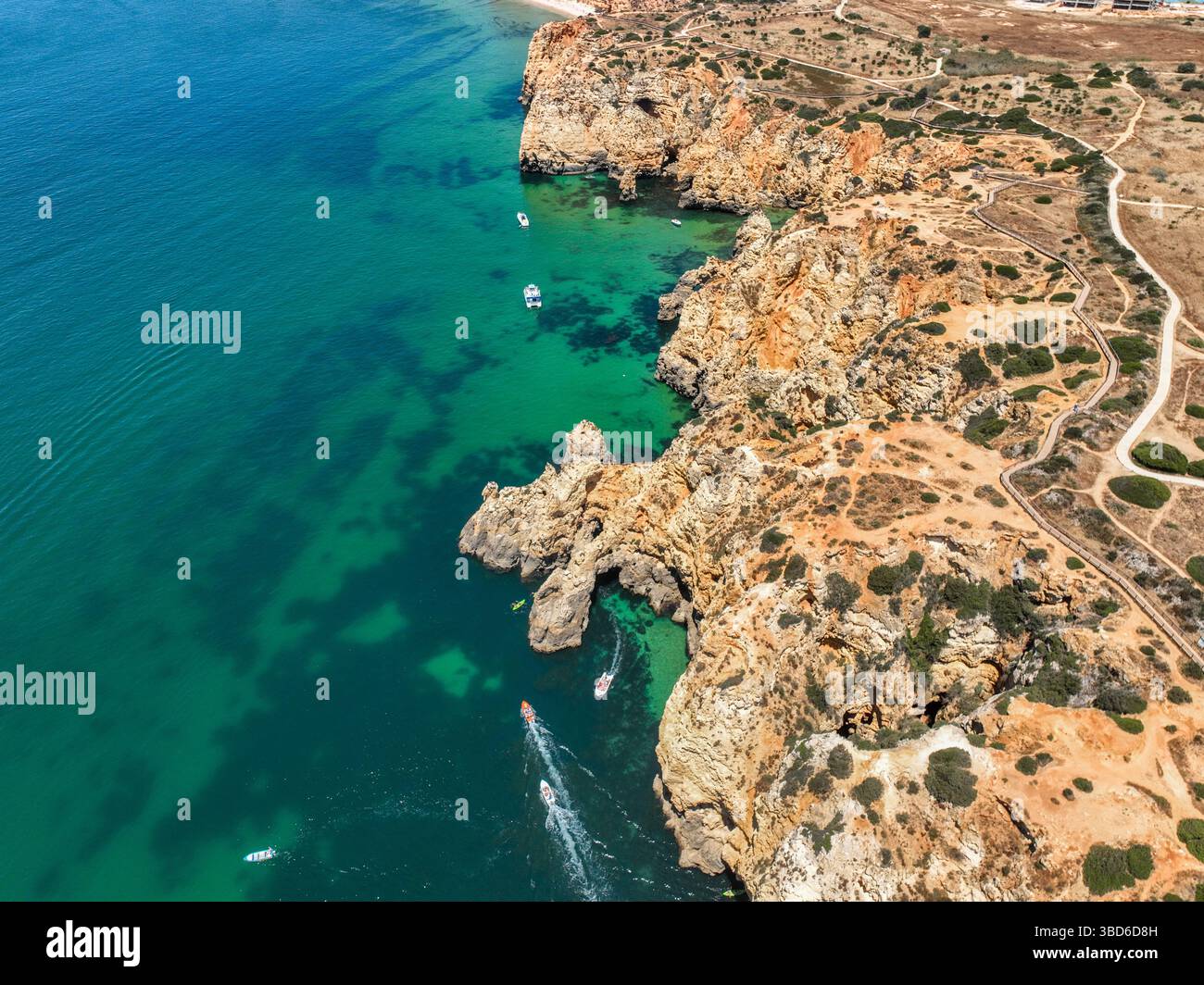 Von Sandstränden und hohen Klippen in Ponta da Piedade Stockfoto