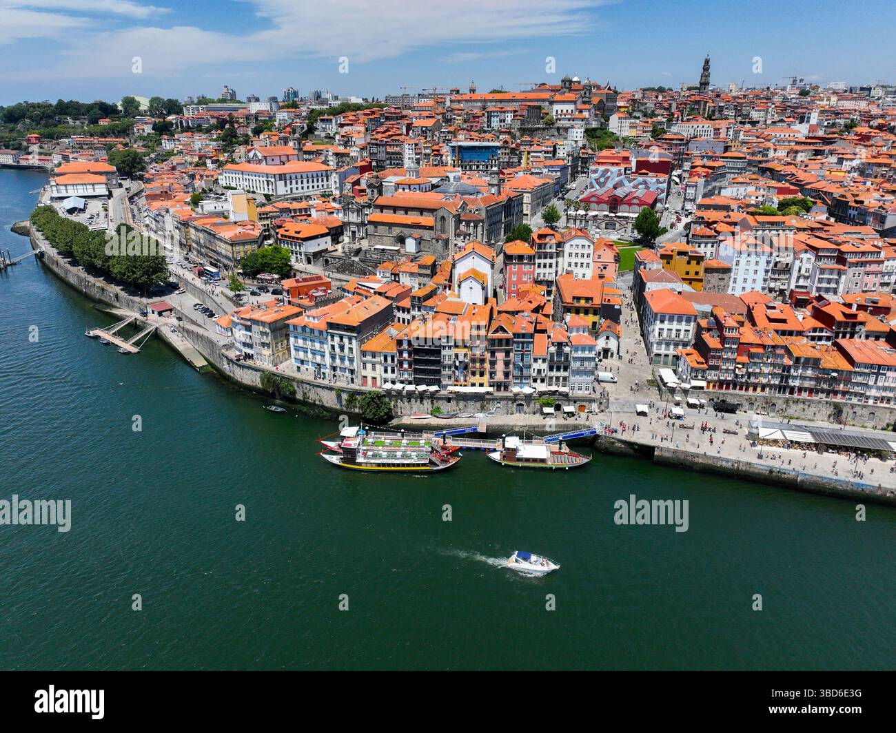 Drohnenfoto von farbenfrohen Gebäuden und Booten am Flussufer von Douro in Porto Stockfoto