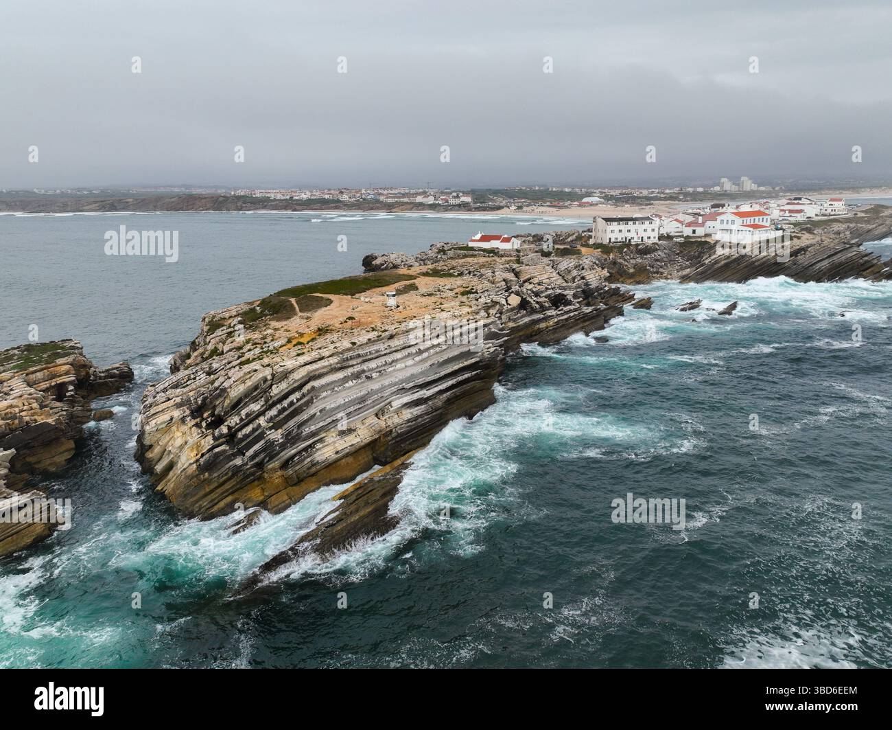Mittelhohe Drohnenaufnahme von Klippen und Ozean neben dem Dorf Baleal Stockfoto