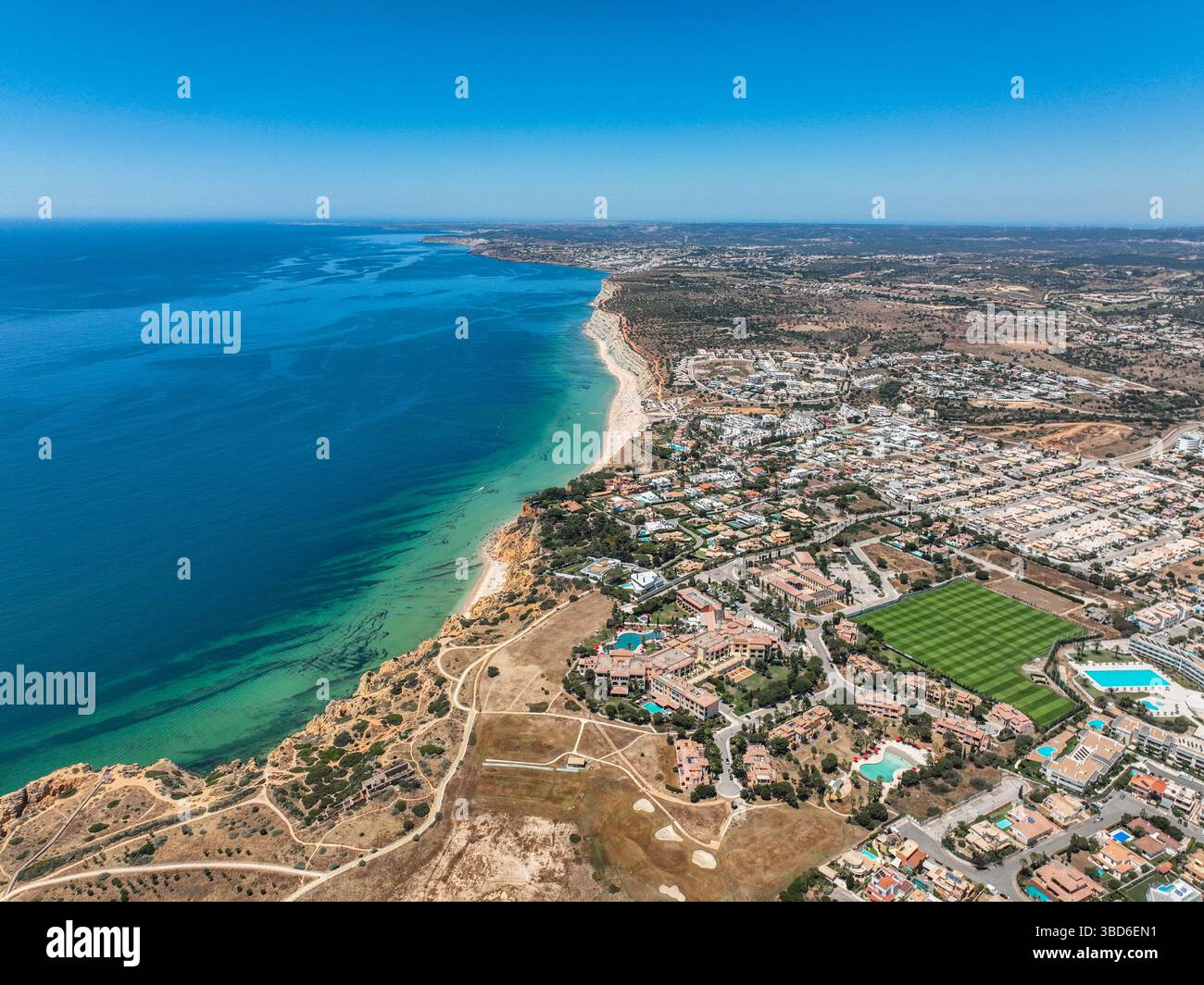 Weitwinkel-Drohnenaufnahme von Lagos Stadt mit langem Strand und klarem blauem Meer Stockfoto