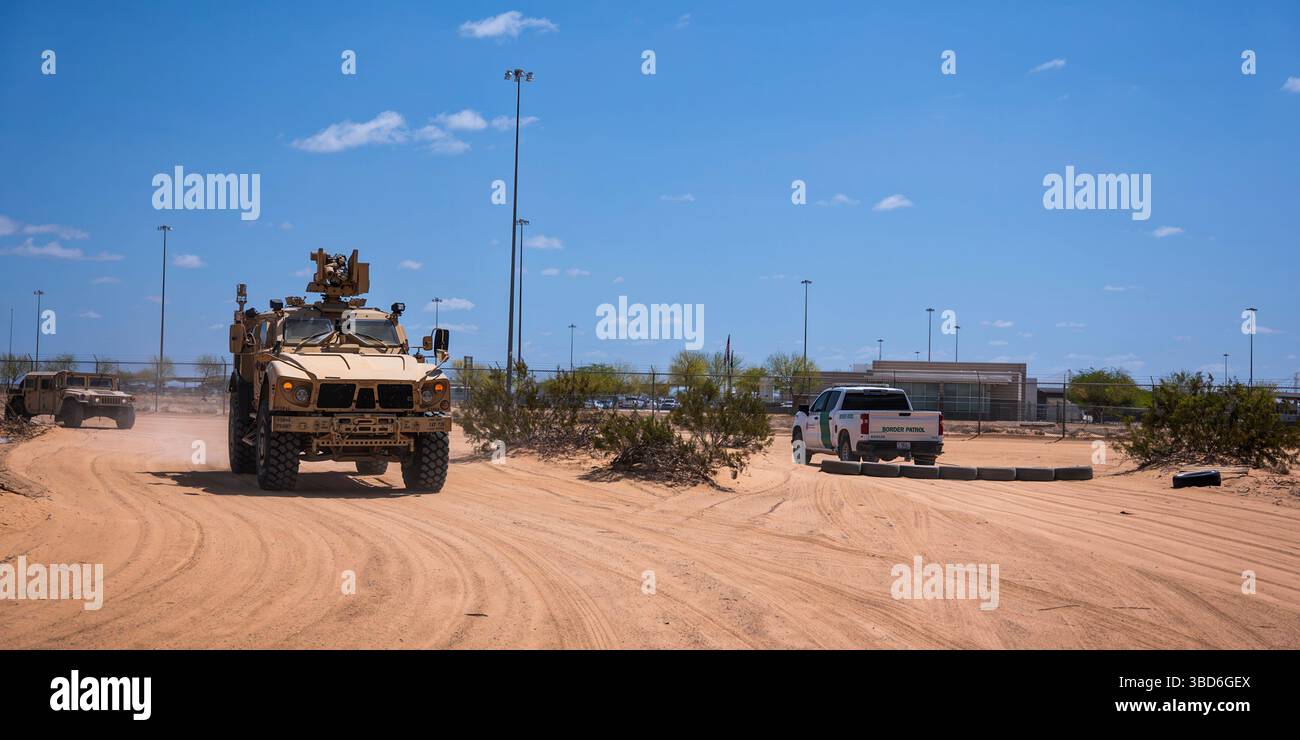 US-Soldaten aus dem Hauptquartier- und Hauptquartiersstab, 759. Militärpolizeibataillon unter Joint Task-Force Southern Border and Border Patrol Agenten führen gemeinsame Patrouillen in der Nähe von Yuma, Ariz, am 6. Mai 2025 durch. Diese interinstitutionelle Patrouille wurde ausgeführt, um die Aufspürungs- und Überwachungskapazitäten über die Südgrenze hinaus zu verbessern. Unter der Leitung des U.S. Northern Command bündelt die Joint Task Force–Southern Border die Bemühungen, die südliche Grenze zu besiegeln und illegale Aktivitäten abzuwehren, und ist für umfassende, agile und domänenübergreifende Operationen verantwortlich, die effektivere und e ermöglichen Stockfoto