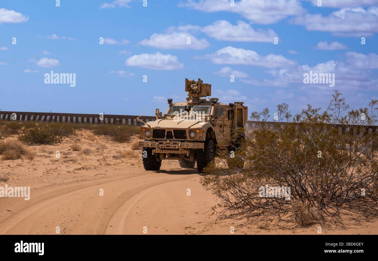 US-Soldaten, die dem Hauptquartier und dem Hauptquartier des 759. Militärpolizeibataillons unter der Joint Task-Force Southern Border und Yuma Border Patrol Agenten zugewiesen sind, führen gemeinsame Patrouillen in der Nähe von Yuma, Ariz, 6. Mai 2025 durch. Diese interinstitutionelle Patrouille wurde ausgeführt, um die Aufspürungs- und Überwachungskapazitäten über die Südgrenze hinaus zu verbessern. Unter der Leitung des U.S. Northern Command bündelt die Joint Task Force–Southern Border die Bemühungen, die südliche Grenze zu besiegeln und illegale Aktivitäten abzuwehren, und ist für umfassende, agile und domänenübergreifende Operationen verantwortlich, die eine effektivere Durchführung ermöglichen Stockfoto
