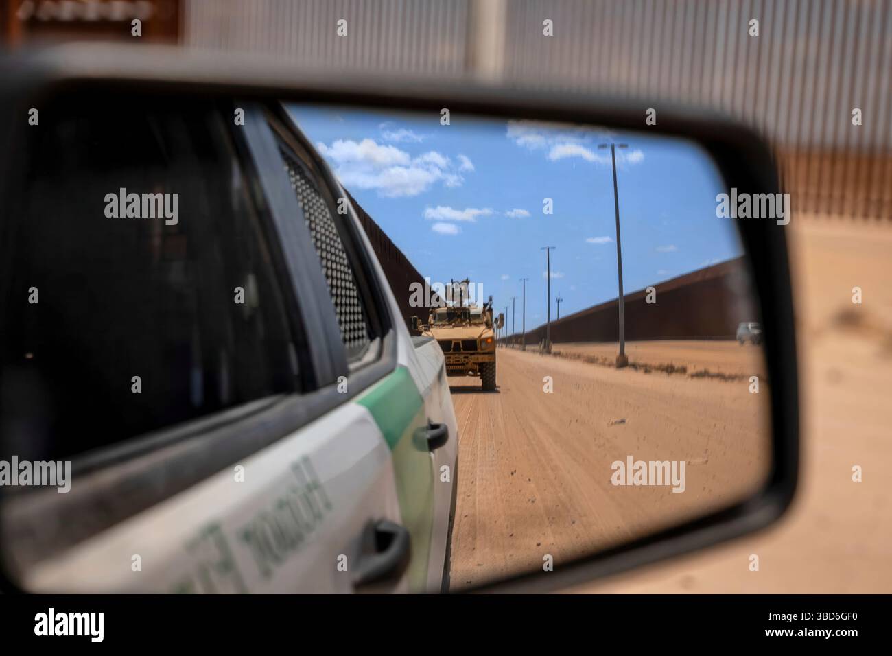 US-Soldaten, die dem Hauptquartier und dem Hauptquartier des 759. Militärpolizeibataillons unter der Joint Task-Force Southern Border and Border Patrol Agenten zugewiesen sind, führen gemeinsame Patrouillen in der Nähe von Yuma, Ariz, am 6. Mai 2025 durch. Diese interinstitutionelle Patrouille wurde ausgeführt, um die Aufspürungs- und Überwachungskapazitäten über die Südgrenze hinaus zu verbessern. Unter der Leitung des U.S. Northern Command bündelt die Joint Task Force–Southern Border die Bemühungen, die südliche Grenze zu besiegeln und illegale Aktivitäten abzuwehren, und ist für umfassende, agile und domänenübergreifende Operationen verantwortlich, die eine effektivere A ermöglichen Stockfoto