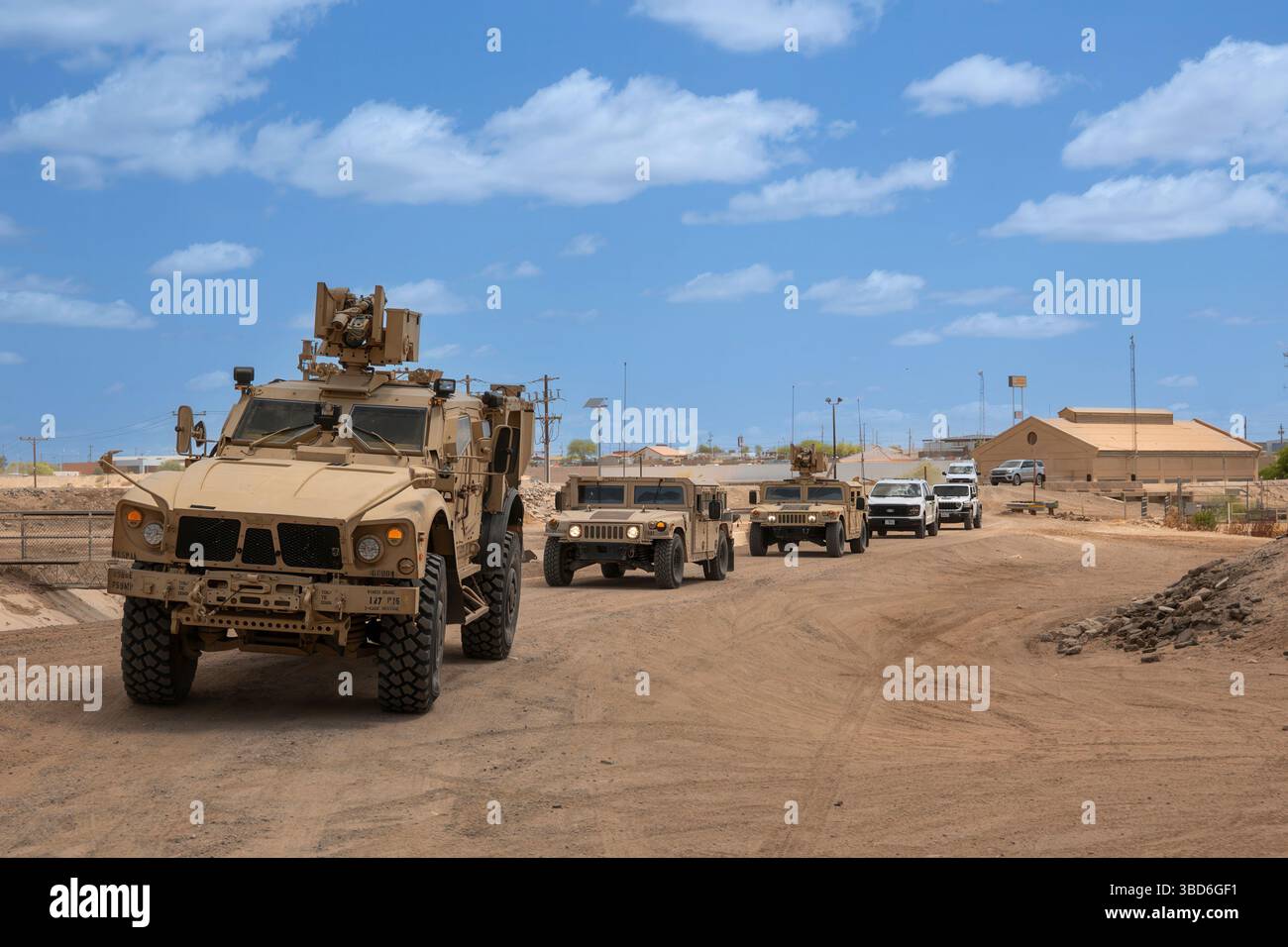 US-Soldaten, die dem Hauptquartier und dem Hauptquartier, dem 759. Militärpolizeibataillon und Grenzpolizei zugewiesen sind, führen am 6. Mai 2025 eine gemeinsame Patrouille in der Nähe von Yuma, Ariz. Durch. Diese interinstitutionelle gemeinsame Patrouille wurde ausgeführt, um die Aufspürungs- und Überwachungskapazitäten über die Südgrenze hinaus zu verbessern. Unter der Leitung des U.S. Northern Command bündelt die Joint Task Force–Southern Border die Bemühungen, die südliche Grenze zu besiegeln und illegale Aktivitäten abzuwehren, und ist für umfassende, agile und domänenübergreifende Operationen verantwortlich, die effektivere und effizientere Operationen des Verteidigungsministeriums ermöglichen. (U. Stockfoto