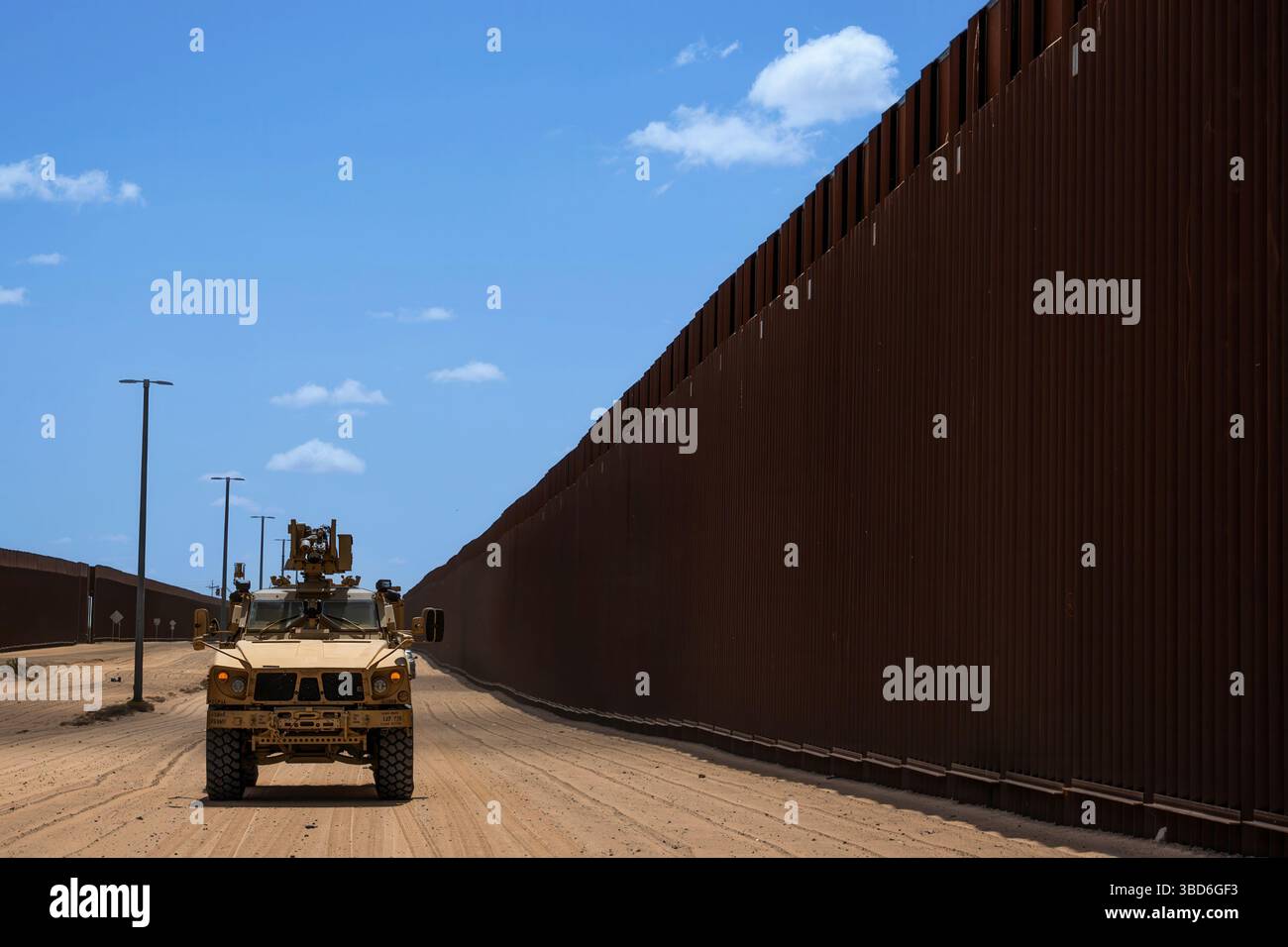 US-Soldaten aus dem Hauptquartier und dem Hauptquartier, dem 759. Militärpolizeibataillon und Grenzpolizei führen gemeinsame Patrouillen in der Nähe von Yuma, Ariz, am 6. Mai 2025 durch. Diese interinstitutionelle Patrouille wurde ausgeführt, um die Aufspürungs- und Überwachungskapazitäten über die Südgrenze hinaus zu verbessern. Unter der Leitung des U.S. Northern Command bündelt die Joint Task Force–Southern Border die Bemühungen, die südliche Grenze zu besiegeln und illegale Aktivitäten abzuwehren, und ist für umfassende, agile und domänenübergreifende Operationen verantwortlich, die effektivere und effizientere Operationen des Verteidigungsministeriums ermöglichen. (US Army ph Stockfoto