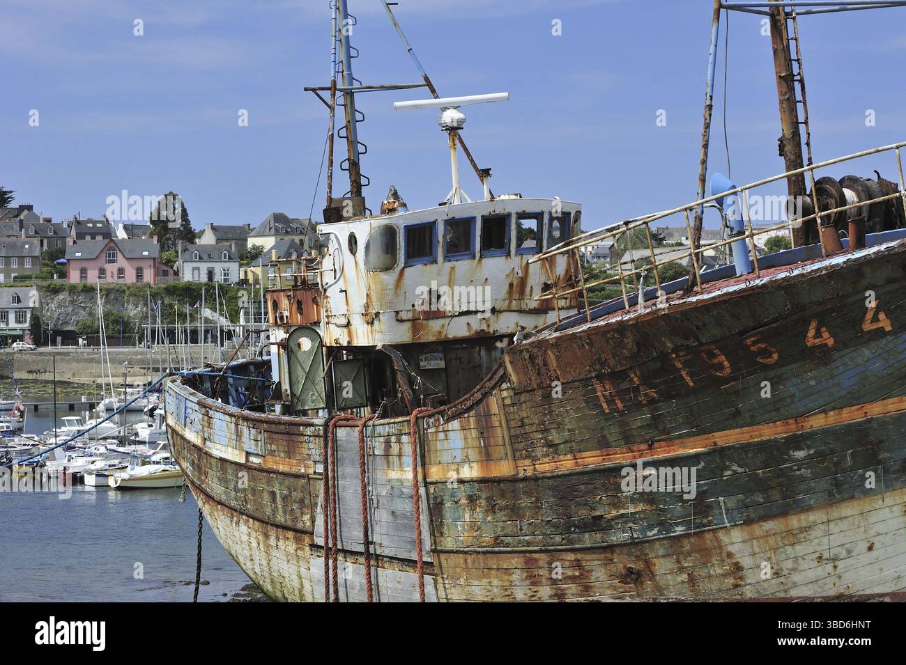 Wrack eines kleinen Schleppnetzfischers im Hafen von Camaret-sur-Mer, Finistere, Bretagne, Frankreich Stockfoto