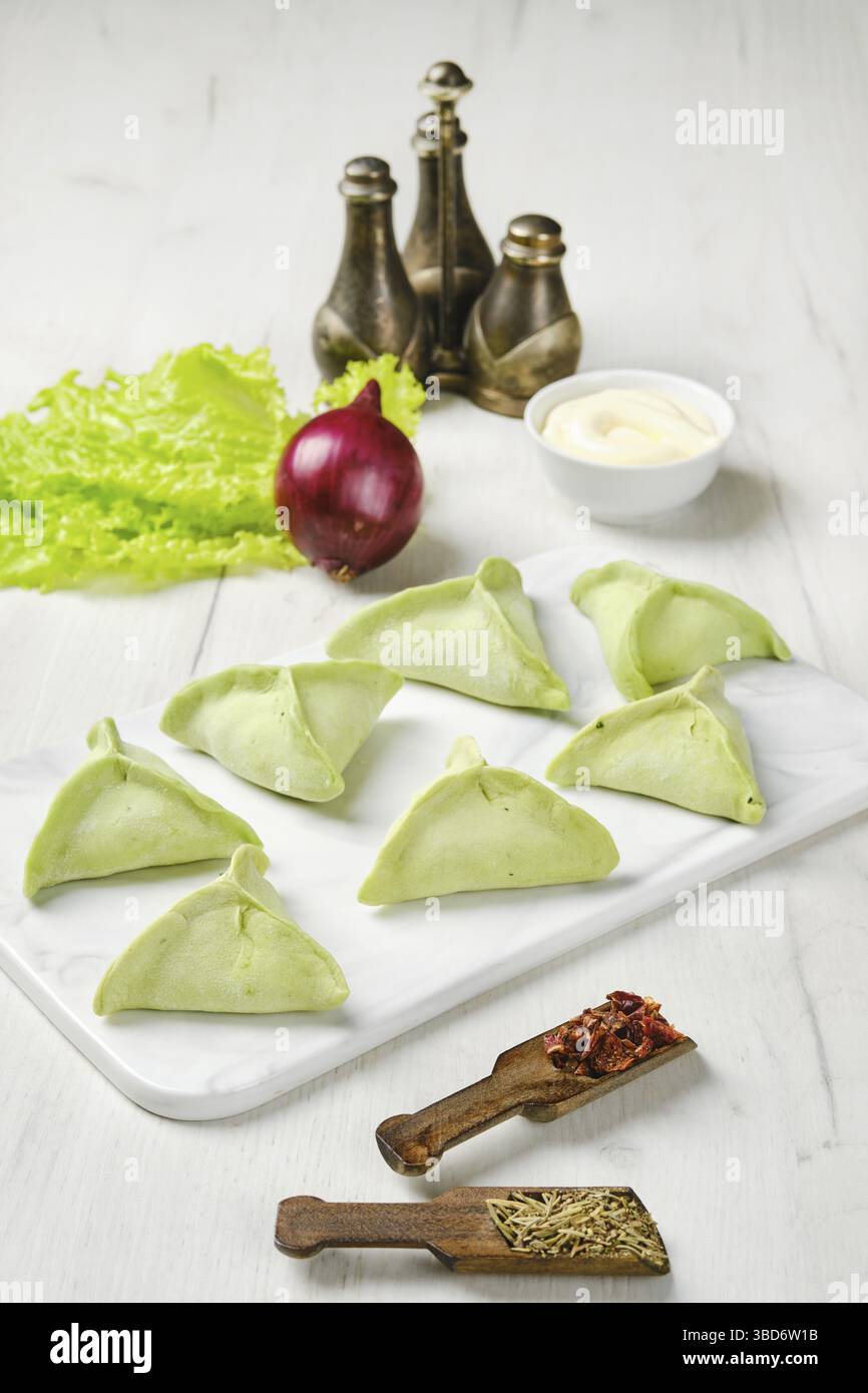 Gefrorene Knödel mit Spinat Stockfoto
