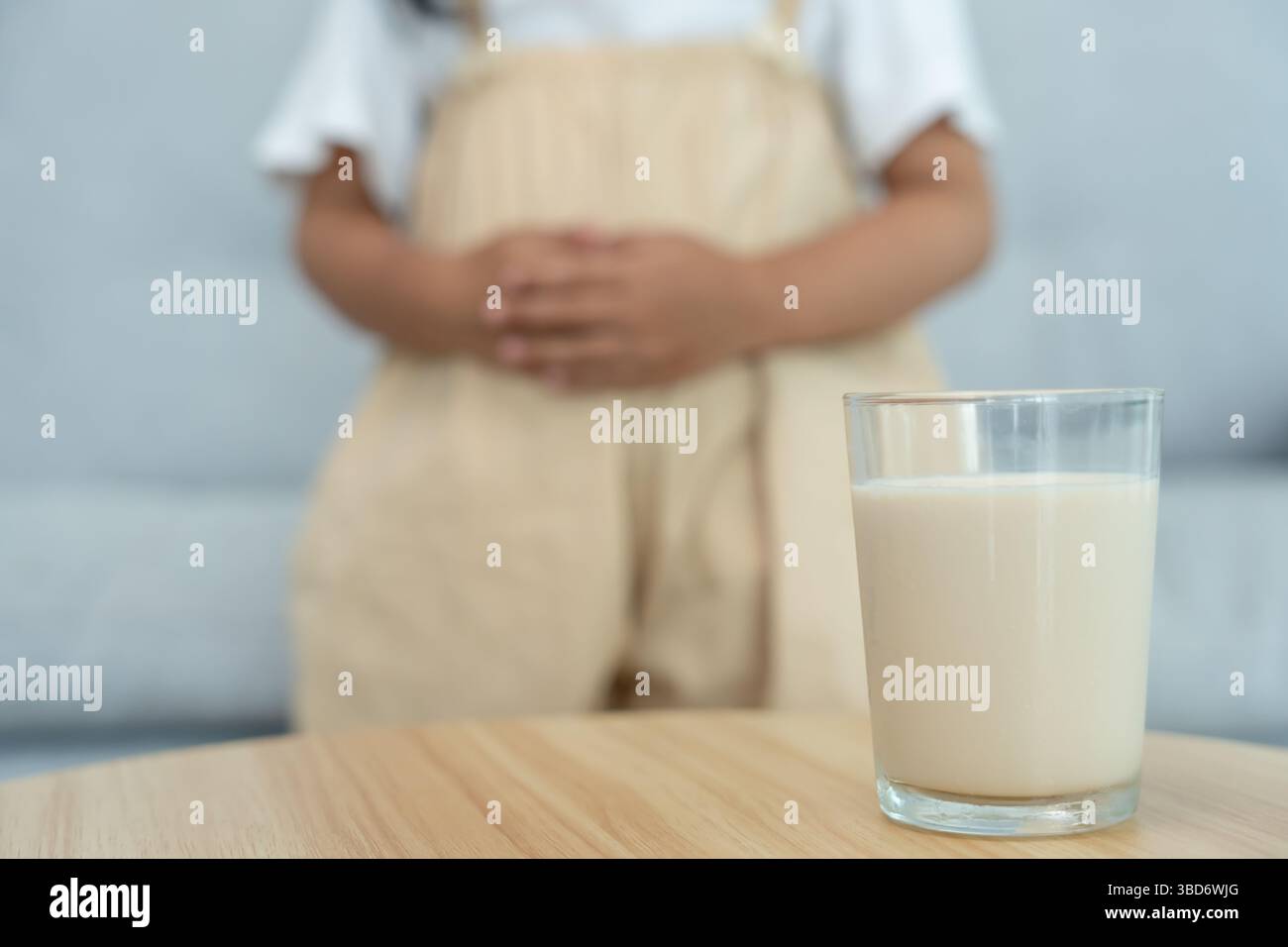 Milchallergene, Kinder fällende Magenschmerzen und Durchfall, laufende verstopfte Nase leiden unter Unverträglichkeitsallergien auslösen Symptome. Bauchschmerzen nu Stockfoto