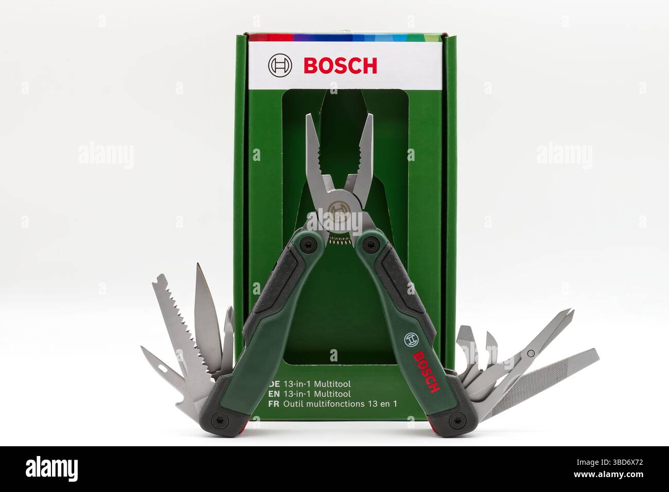 Bologna – Italien – 11. Mai 2025: Bosch multitool und Verpackung isoliert auf weißem Hintergrund. Stockfoto