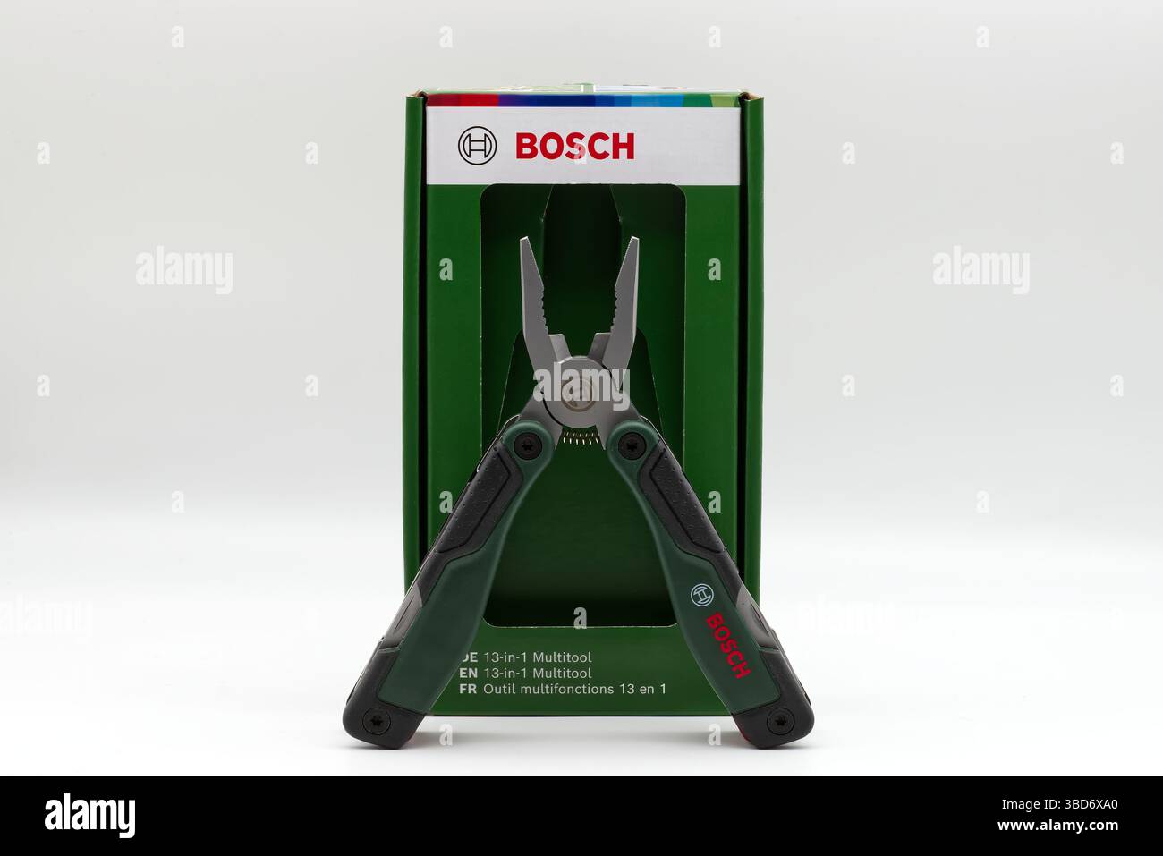 Bologna – Italien – 16. Mai 2025: Bosch multitool isoliert auf weißem Hintergrund. Stockfoto