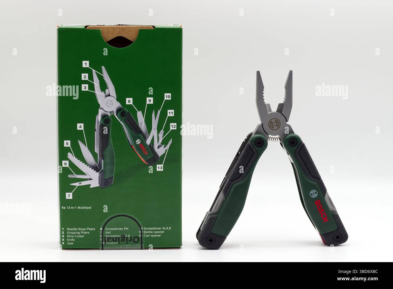 Bologna – Italien – 16. Mai 2025: Bosch multitool isoliert auf weiß. Stockfoto