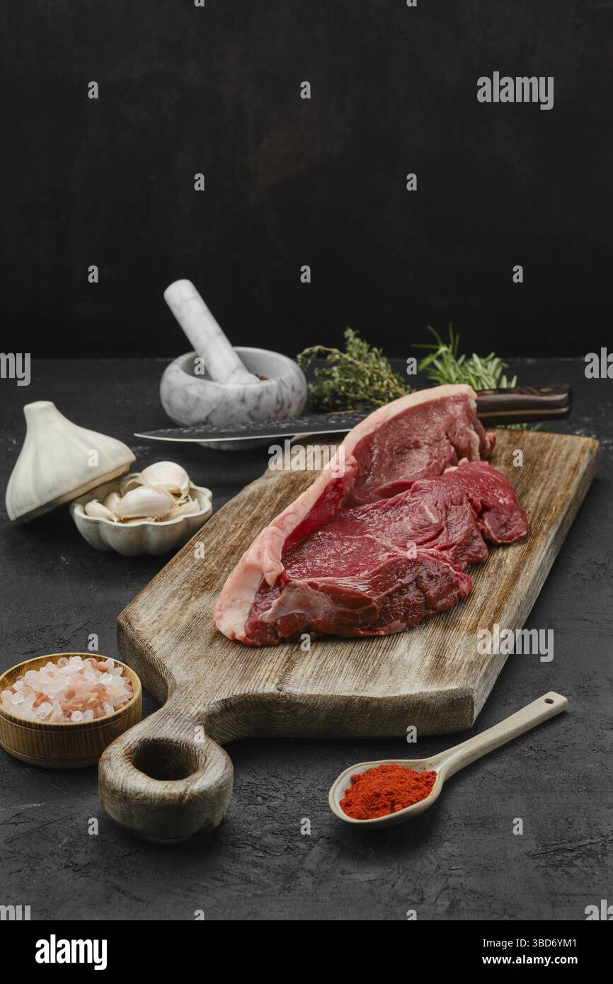 Roh Beef Ribeye Lippe auf mit Haut auf Holzschnitt Platine Stockfoto
