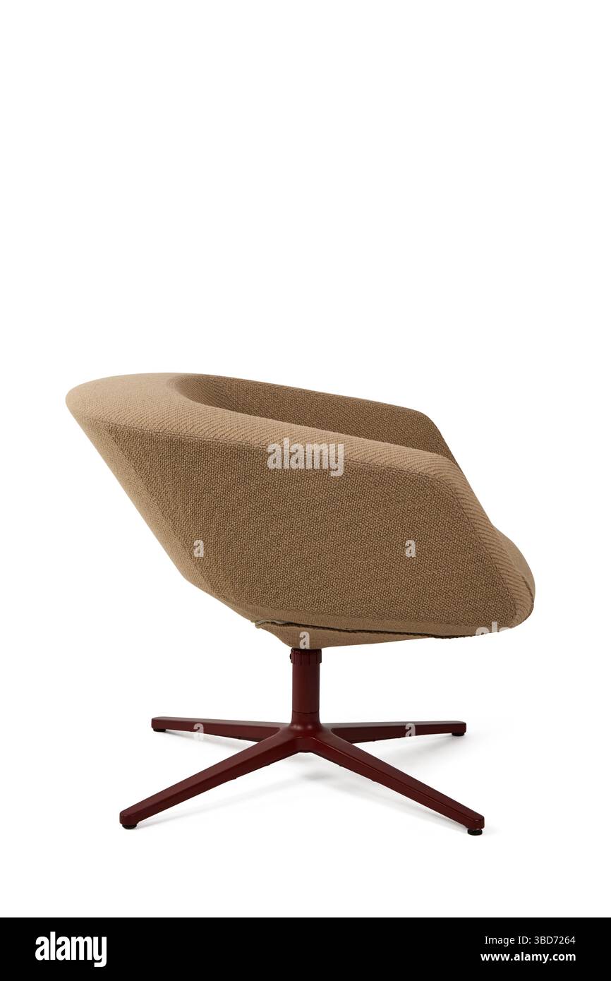 Isolierte Studio-Aufnahme eines modernen gepolsterten Drehstuhls vor einem sauberen weißen Hintergrund Stockfoto