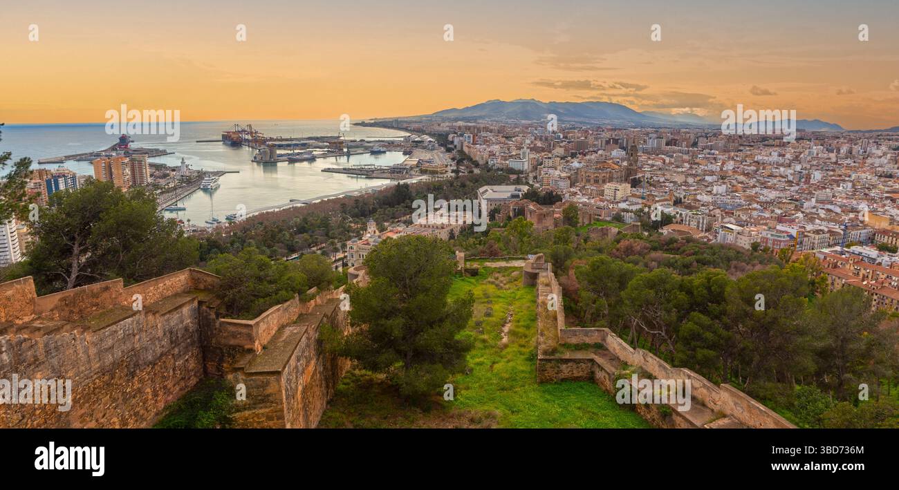 Burg Gibralfaro Verteidigungsmauern, Dramatischer Sonnenuntergang Himmel, Panoramablick Über Die Skyline Mittelmeer Küste Landschaft Malaga Hafen Spanien Stockfoto